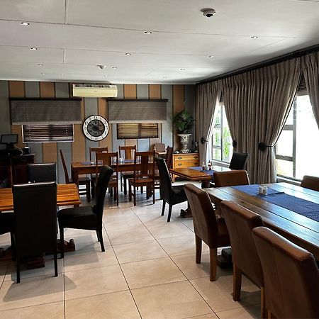 Meyers Guesthouse Jwaneng المظهر الخارجي الصورة